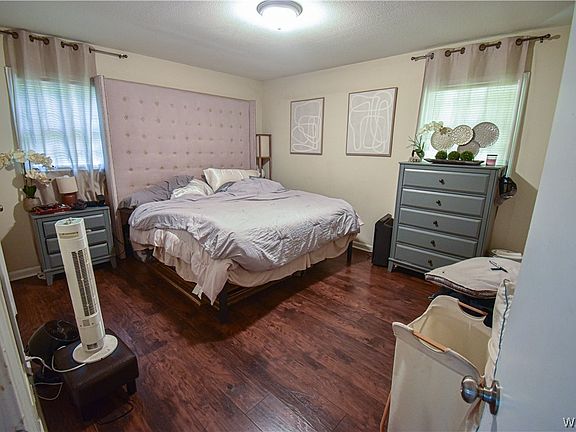 5th image of 4720 5th Ave E