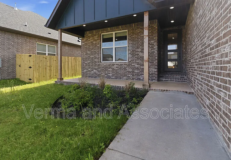 1240 Mammoth St — Photo 2