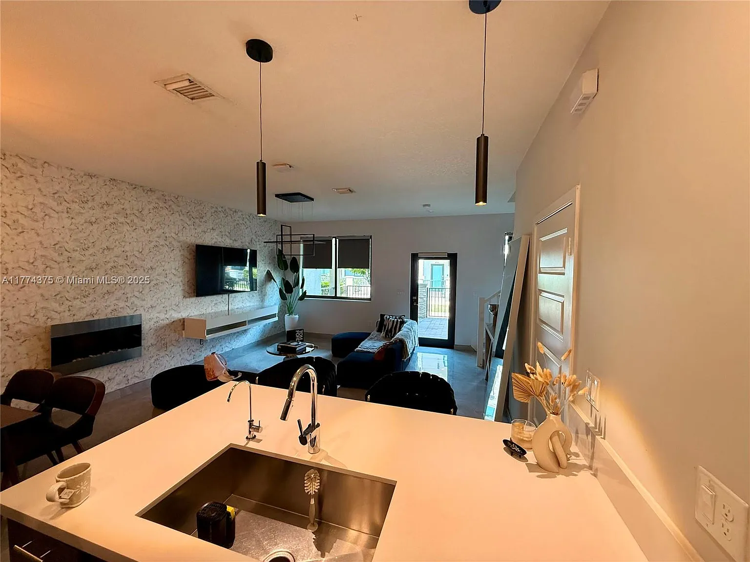 3 bed, 1871 sqft, $5,000 — Photo 1