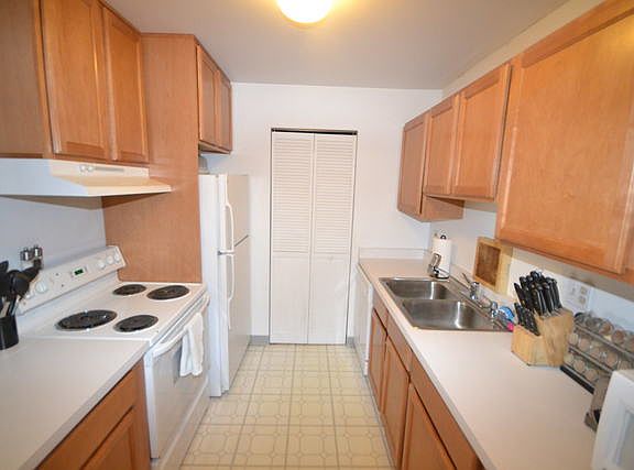 5th image of 980 N Lakeside Dr APT 3B