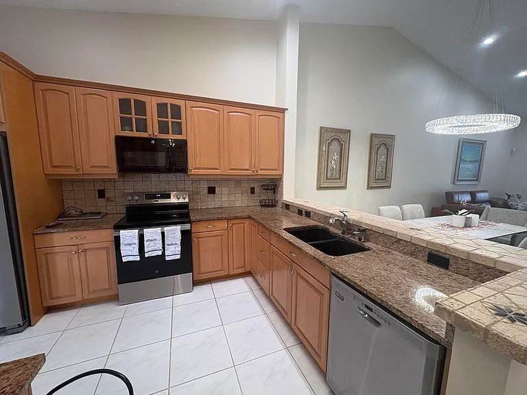 7275 Summer Tree Dr — Photo 6