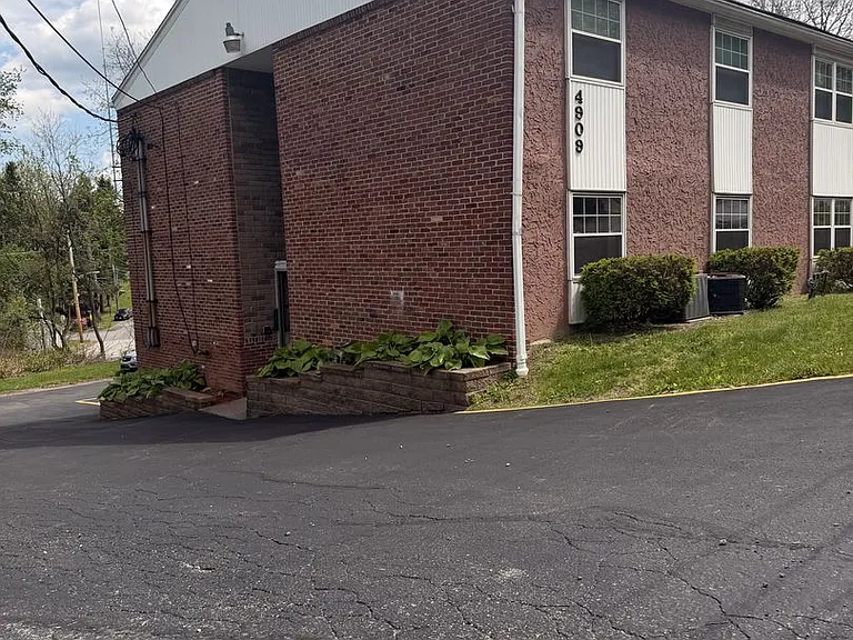 4909 Verona Road — Photo 12