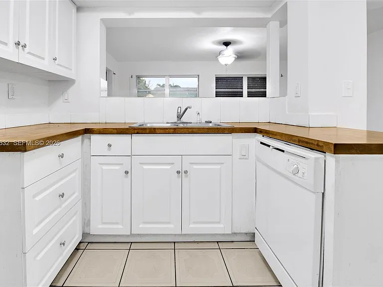 5718 NW 66th Ave — Photo 7