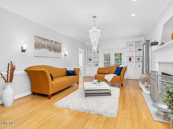 3rd image of 613 Chimney Hill Way
