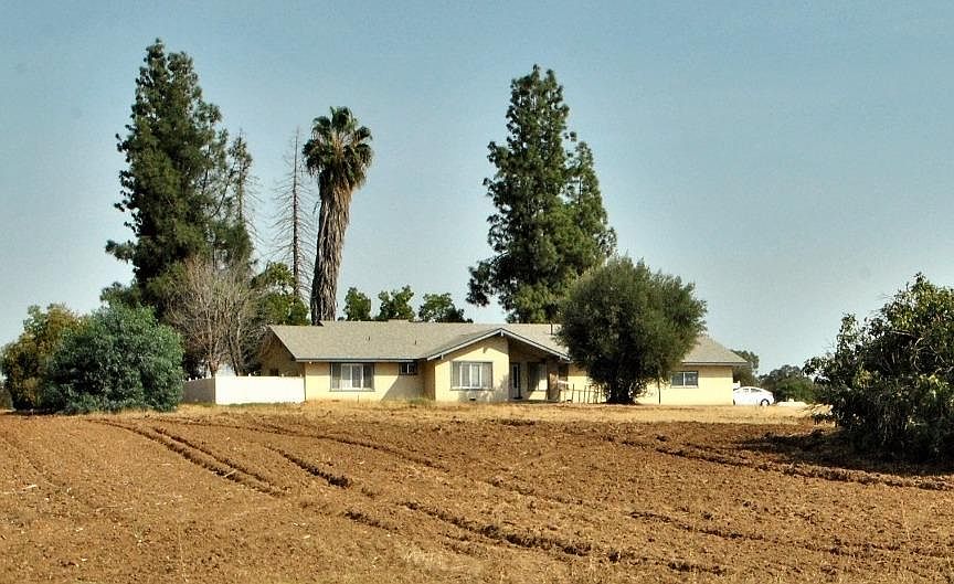 2nd image of 6210 N Del Rey Ave