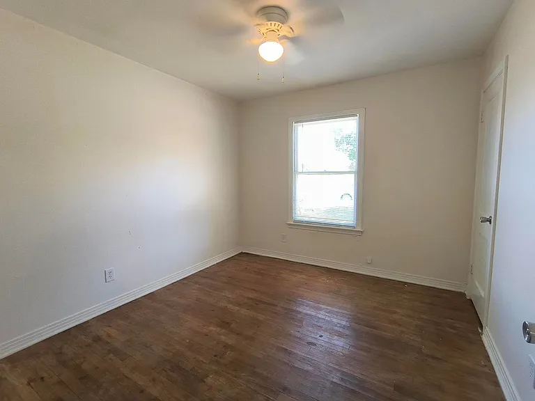 2102 Raney St — Photo 6