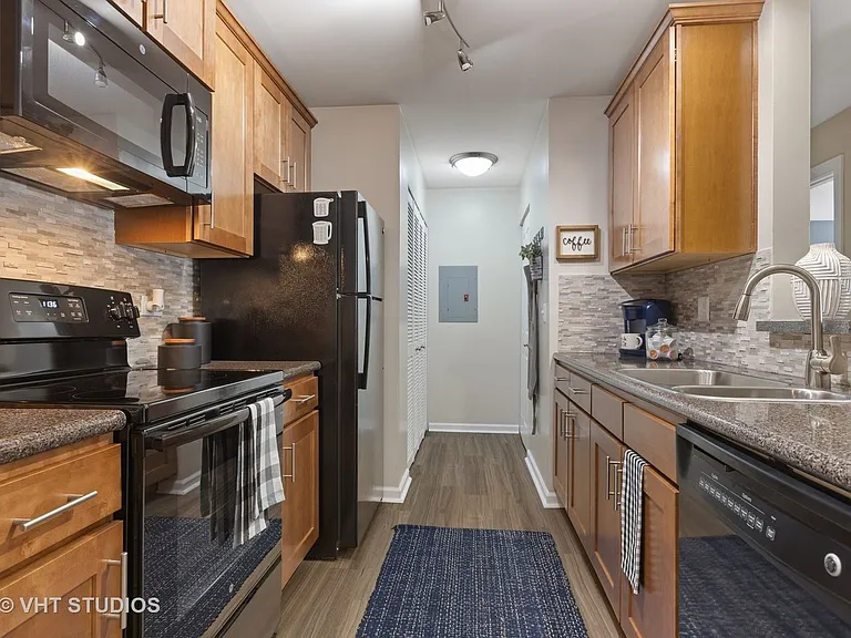 37 Kensington Cir #204 — Photo 30