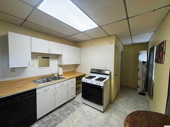5th image of 608 Adams St