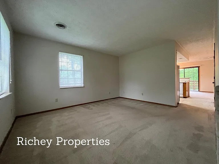 109 Goldenview Ln — Photo 12