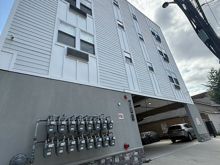 207 Redwood Ave #301 — Photo 32