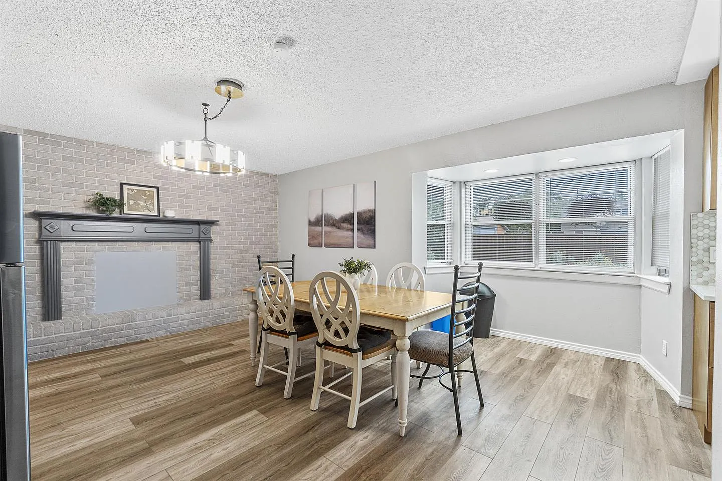 Spacious and Cozy Home in the Heart of Garland — Photo 4