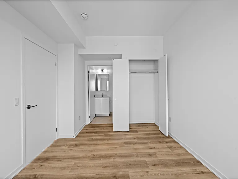 101 Roehampton Ave — Photo 127
