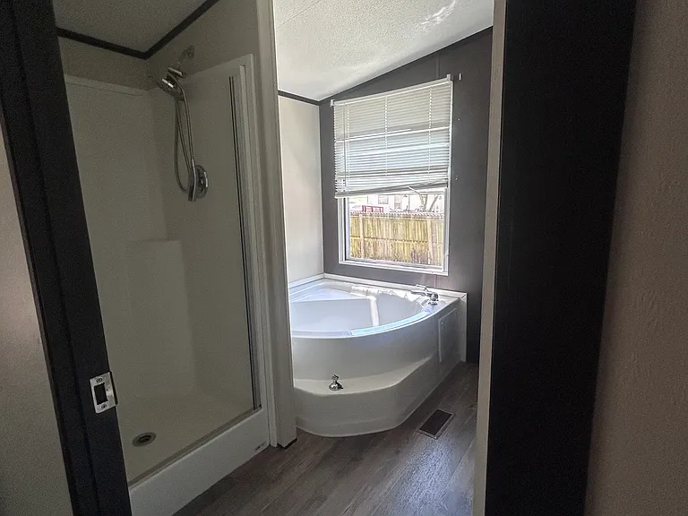 206 Jenny Ln — Photo 2