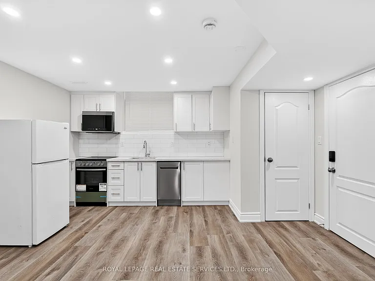 48 Eringate Ct #LOWER — Photo 5