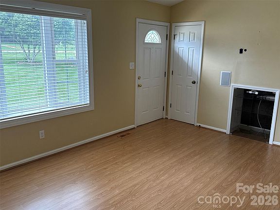 5th image of 812 Whites Farm Rd