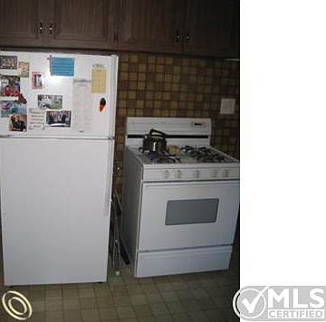 Kitchen 2.JPG