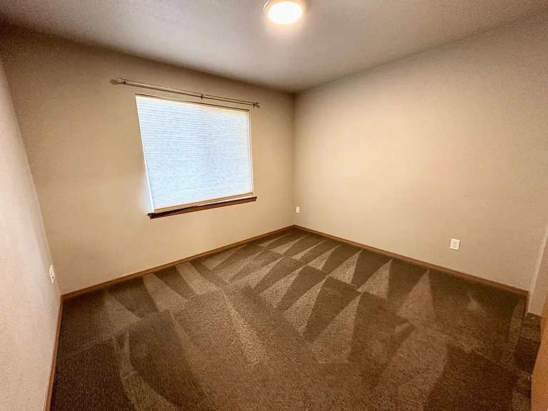 2102 N Yellowstone St — Photo 32