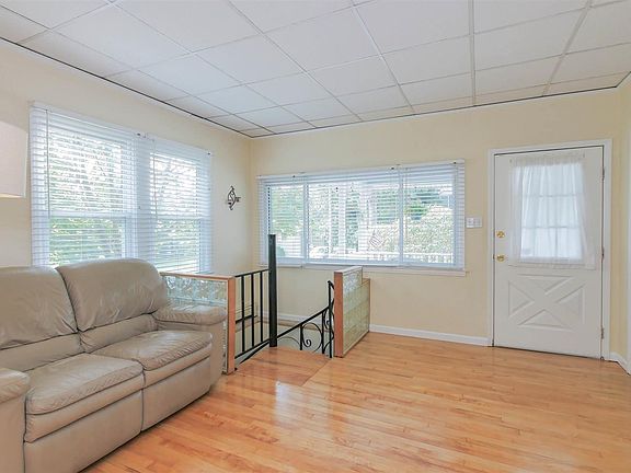 3rd image of 625 E Biscayne Ave