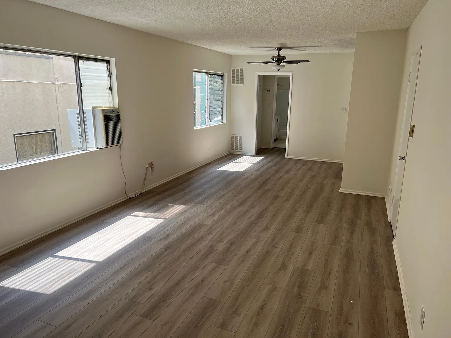 410 N Maple Dr — Photo 1