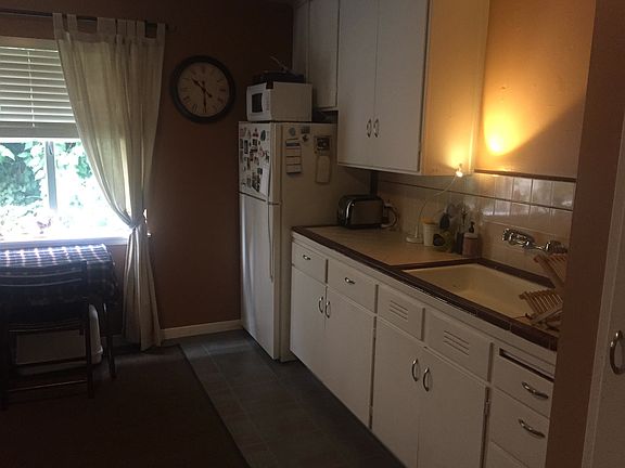 4th image of 211 Liberty St