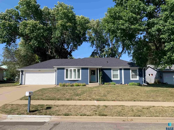 1304 E Crestview Dr, Sioux Falls, SD 57103