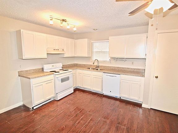3rd image of 2619 Pheasant Creek Dr