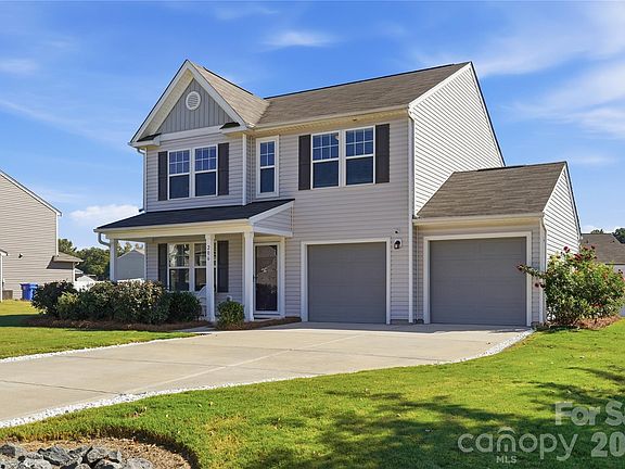 3rd image of 206 Amberly Cir