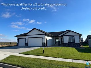 5601 E Saddle Ridge Cir, Sioux Falls, SD 57110