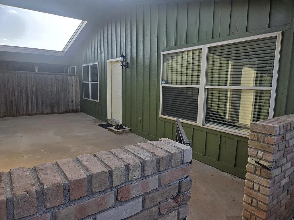 2 bed, 2.0 bath, 1200 sqft, $2,200 — Photo 2