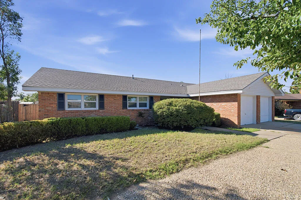 3 bed, 2.0 bath, 1435 sqft, $2,300 — Photo 3