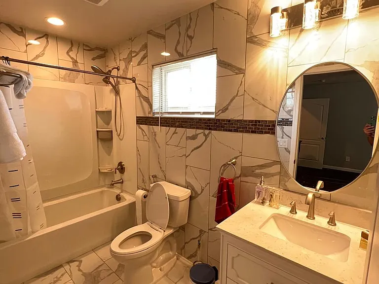 15885 Independence Ave — Photo 8