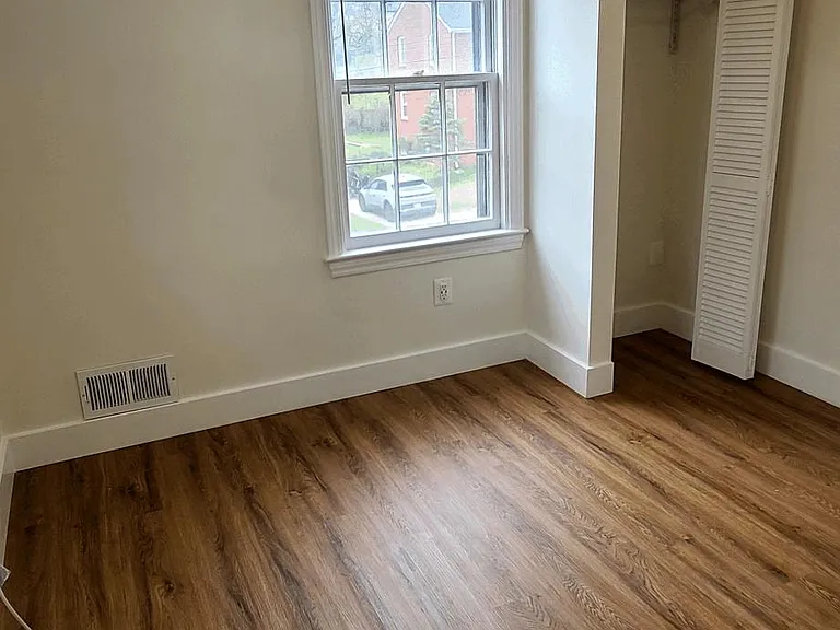 2nd bedroom (2 of 2)