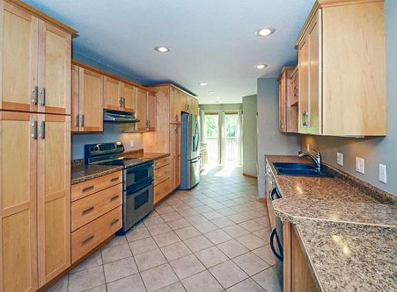 5th image of 2547 Hilo Ave N