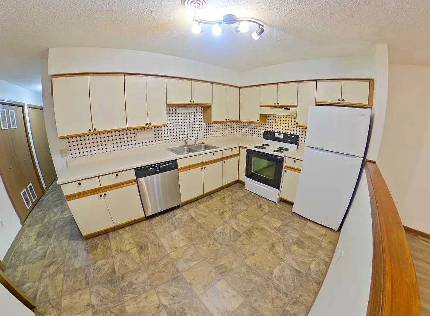 Beautiful Town Home + Patio + Easy Highway Access to Seth Child Ave + Washer & Dryer Included! Av... — Photo 2