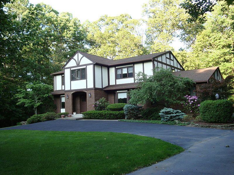 Close to all conveniences in New City.