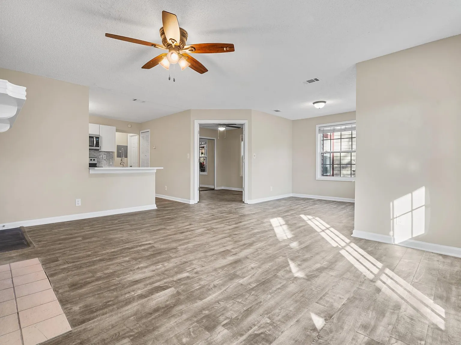 3 bed, 950 sqft, $1,950 — Photo 4