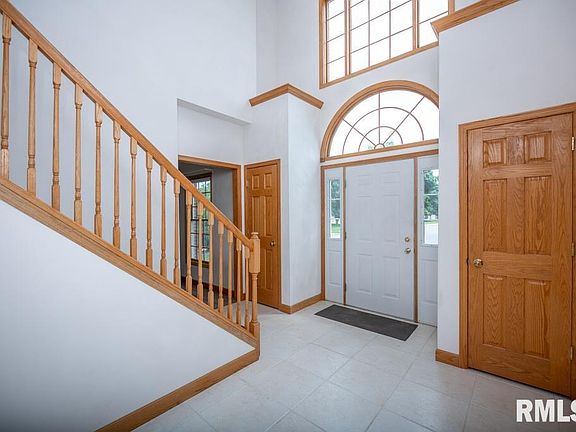 5th image of 1100 Hillcrest Dr