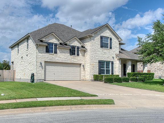3rd image of 3201 Goldenoak Cir