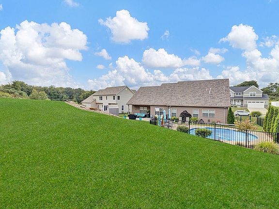 3rd image of 106 Cherokee Dr