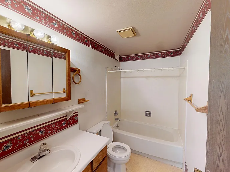 451 Loveridge Dr — Photo 16