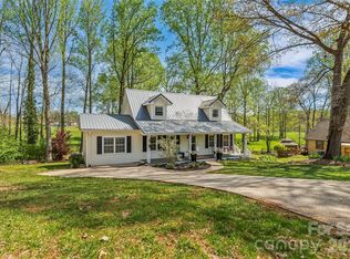 1548 Castell Ln, Hickory, NC 28601