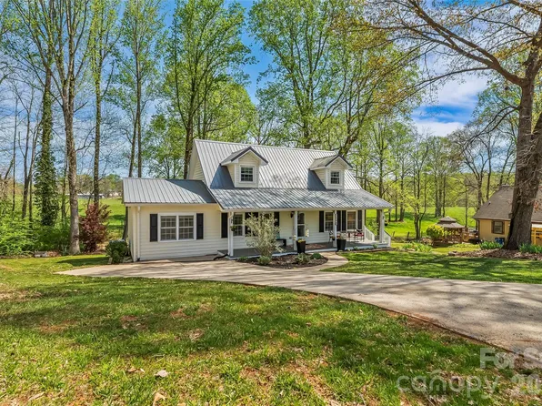 1548 Castell Ln, Hickory, NC 28601