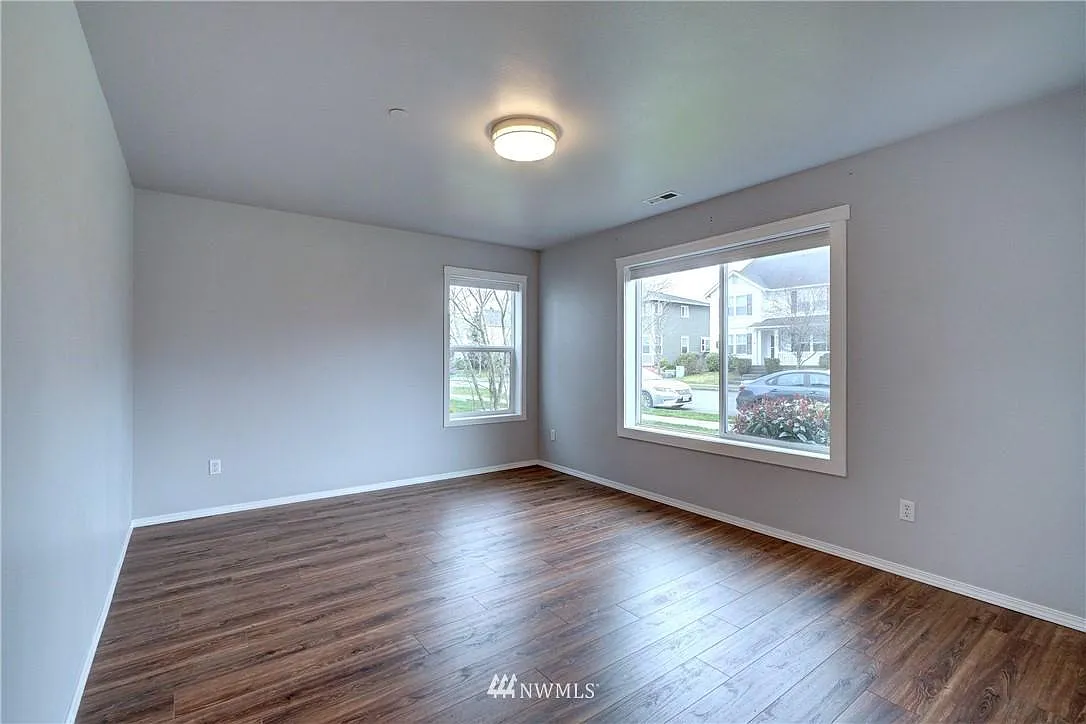 4 bed, 2332 sqft, $2,840 — Photo 2