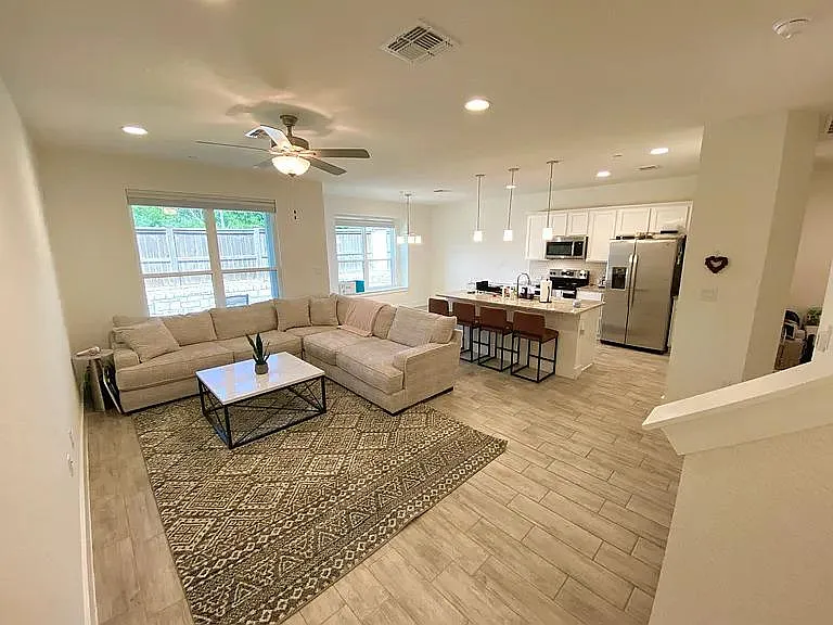 11312 Gadsen Ln