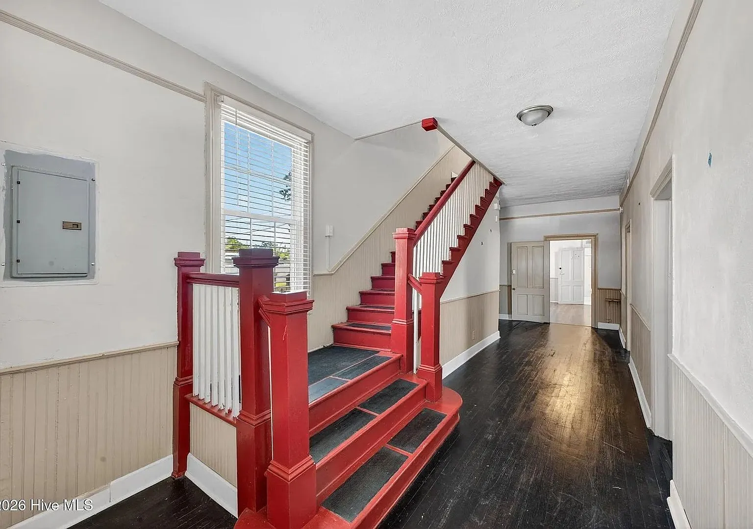 Ideal for Medical Professionals & Students Spacious 5BR Near Downtown — Photo 2