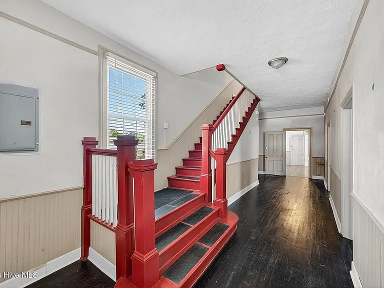 1102 Phillips St — Photo 2