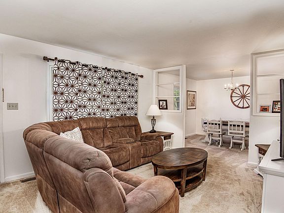 3rd image of 808 Payton Dr