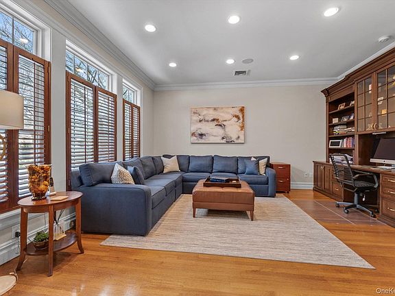 4th image of 233 Everit Avenue