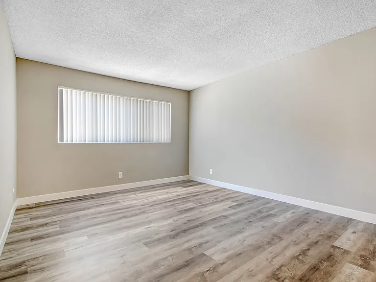 6219 Reseda Blvd — Photo 7