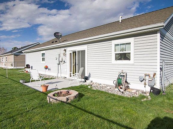 2nd image of 932 Yorkshire Ct W